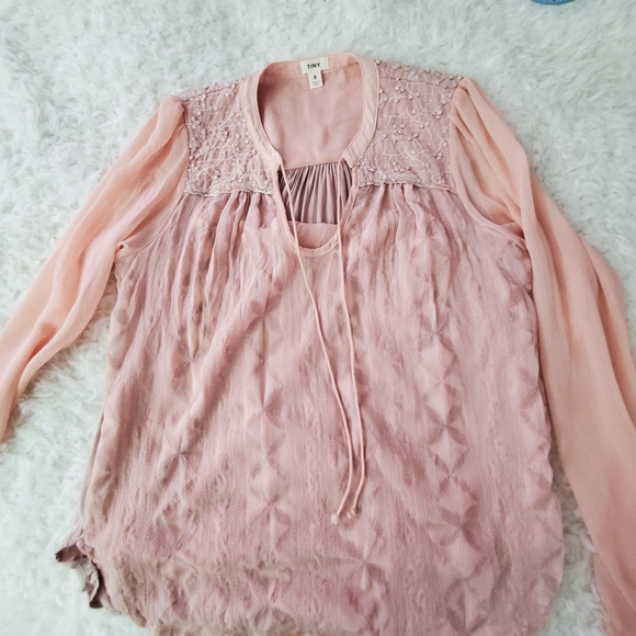 💥3/$25💥 Anthropologie Tiny Overlay Peasant Top - Picture 7 of 11